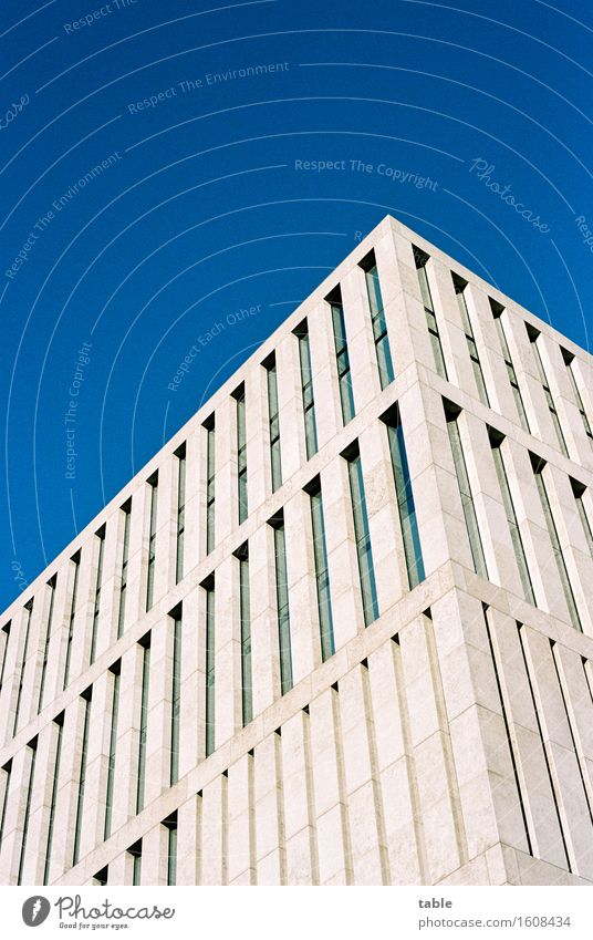 minimalismus Sightseeing Himmel Wolkenloser Himmel Berlin Stadt Hauptstadt Stadtzentrum Haus Hochhaus Bauwerk Architektur Neubau Fassade Fenster Stein Beton