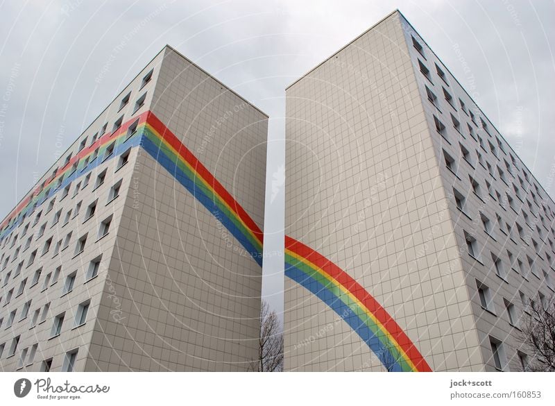 Über dem Regenbogen Himmel Winter Baum Lichtenberg Architektur Plattenbau Fassade Streifen Inspiration regenbogenfarben Fassadenverkleidung diagonal