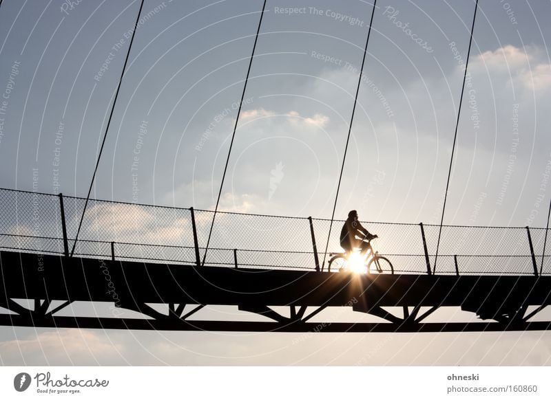 Cycling on sunshine Gegenlicht Ausflug Sonne Fahrrad Himmel Brücke fahren Hoffnung Hängebrücke Bochum Himmelskörper & Weltall Laser Erzbahnschwinge Westpark