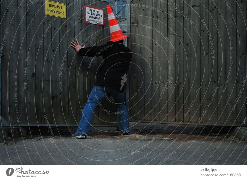 verbotene liebe Tor Tür Baustelle Einfahrt Neugier Interesse Spielen gefährlich Hut Mensch aufmachen geheimnisvoll Erde Holzbrett Zaun Spalte bedrohlich