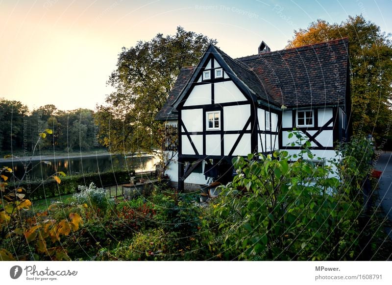 haus am see Dorf Fischerdorf Haus Einfamilienhaus Traumhaus Kindheit Fachwerkhaus See Fluss Elbe Abendsonne Urlaubsort Ferienhaus Garten alt Denkmal