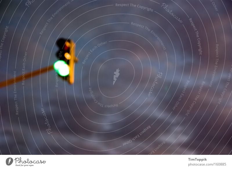 Nächste Ampel nach oben grün Straßenkreuzung Wegkreuzung Nacht Himmel Nachthimmel Dämmerung Signal Wolken dunkel Verkehr Verkehrsregel Stimmung Licht