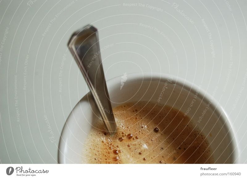 Caffè Crème Kaffee Koffein Schaum Becher Tasse weiß heiß Löffel Manuelles Küchengerät Tisch Theke Gastronomie Makroaufnahme Nahaufnahme silber Tina Küchentisch