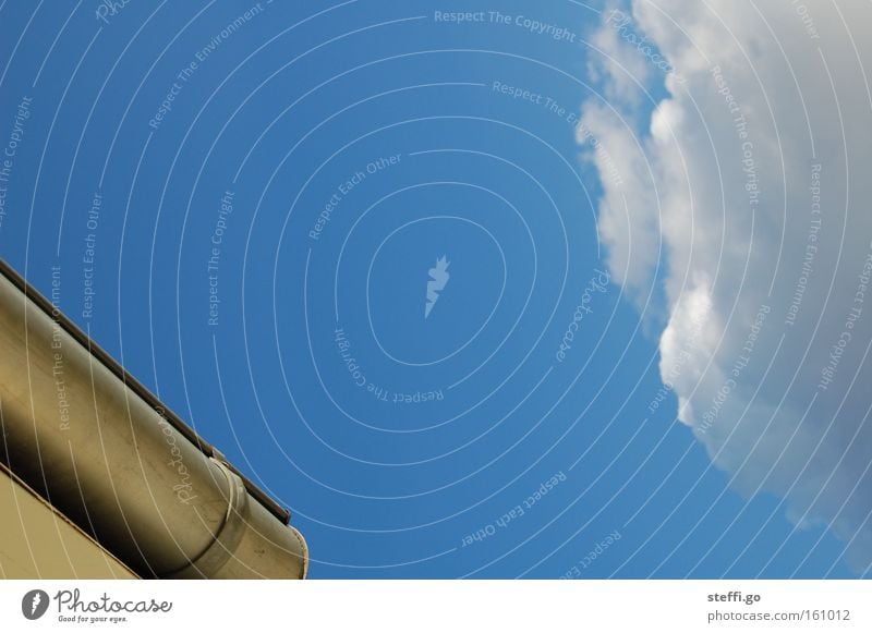 die Wetteraussichten: sonnig bis heiter! Ferne Freiheit Sommer Sommerurlaub Sonnenbad Himmel Wolken Klima Schönes Wetter Fassade Dach Dachrinne frei