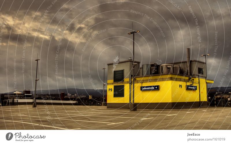 apokalypse am nachmittag Stil Ferne Haus Wolken schlechtes Wetter Sturm Gewitter Stadt Skyline Menschenleer Bauwerk Gebäude Architektur Beton außergewöhnlich