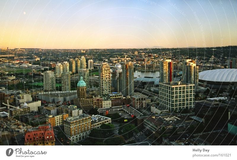 Mond über Vancouver Kanada Stadt Hochhaus Himmel Skyline Stadtzentrum Schönes Wetter Farbe Hafenstadt Sonnenuntergang Wolkenloser Himmel Klarer Himmel