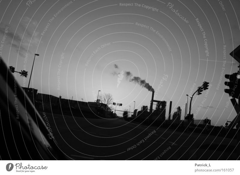 smoky intersection Industrielandschaft schwarz weiß Umwelt Straße KFZ Deutschland Abgas Produktion Infrastruktur Schwarzweißfoto PKW Alltagsfotografie