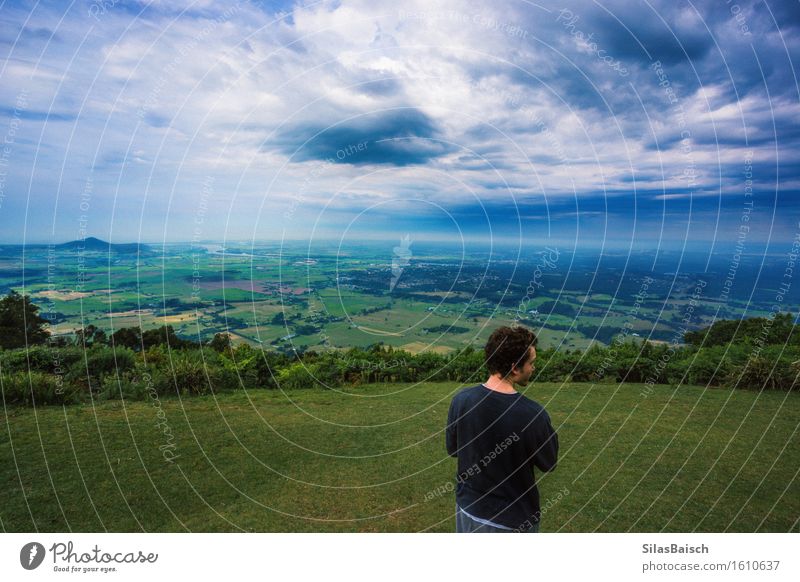 Der Sturm Junger Mann Jugendliche Körper 1 Mensch Umwelt Natur Landschaft Pflanze Himmel Wolken Gewitterwolken Herbst Klima Klimawandel Wetter schlechtes Wetter