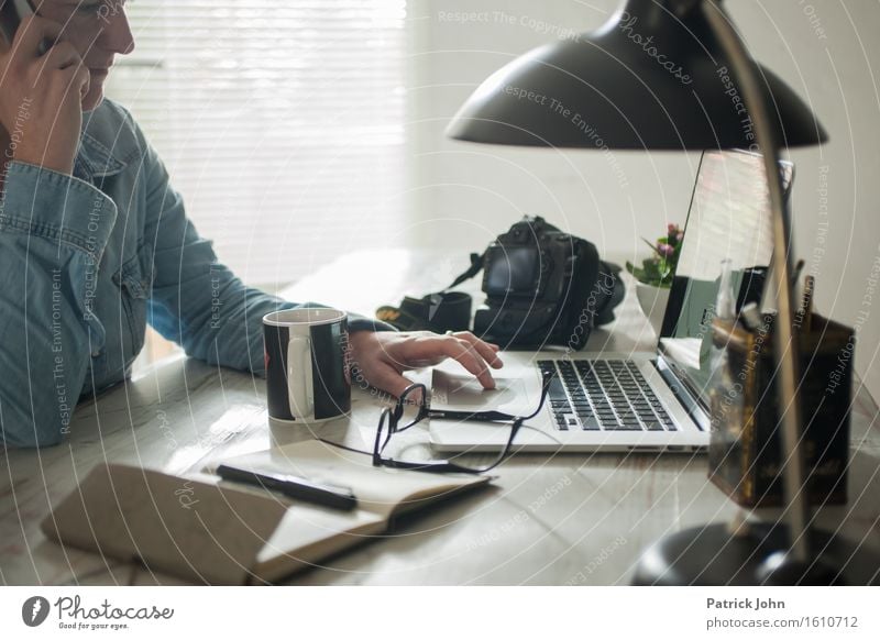 Homeoffice Schreibtisch Bildung Erwachsenenbildung lernen Student Arbeit & Erwerbstätigkeit Büroarbeit Medienbranche Kapitalwirtschaft Börse Geldinstitut