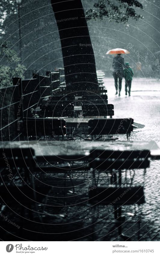 regenwetter Kind Frau Erwachsene 2 Mensch schlechtes Wetter Unwetter Regen Regenschirm nass ungemütlich Straßencafé Biergarten gehen eilen heimwärts Straßenrand