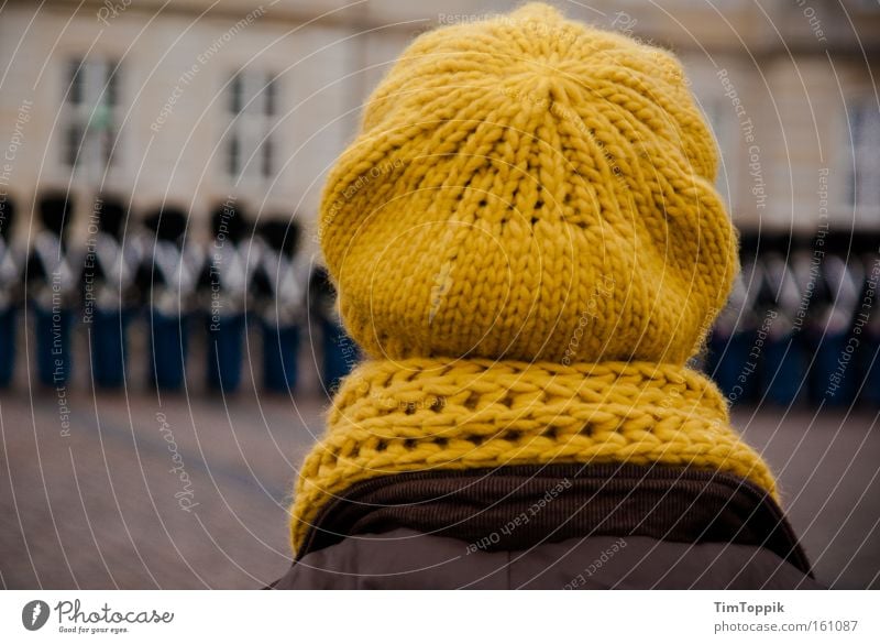 Mützentreff Wolle Baseballmütze Wollmütze Schal Hut Wachsoldat Wachwechsel Soldat Militär stricken häkeln Winter kalt marschieren Kopenhagen Dänemark Bekleidung