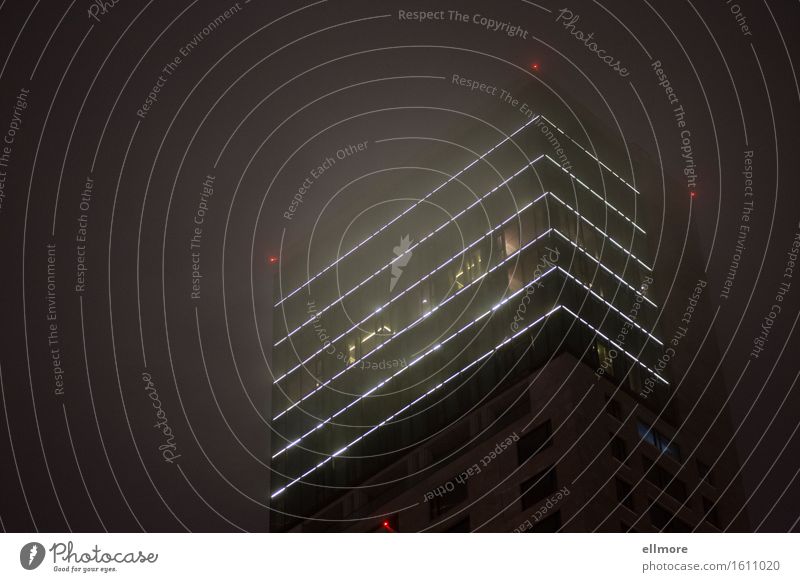 Position Architektur Nebel Stadt Hochhaus Gebäude Stein Glas Metall hoch oben gelb grau rot weiß ruhig modern Linie Licht Beleuchtung Dunst Farbfoto