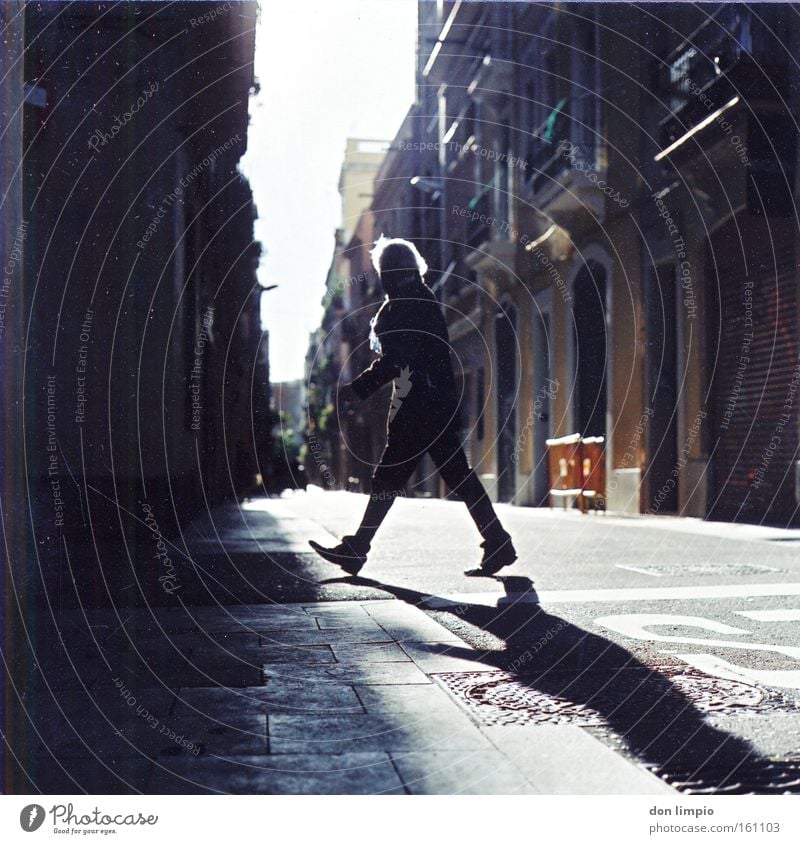 walker, johnie Straße Barcelona Schönes Wetter Mensch Mittelformat Haus Viertel analog Schatten Stadt gehen Gegenlicht