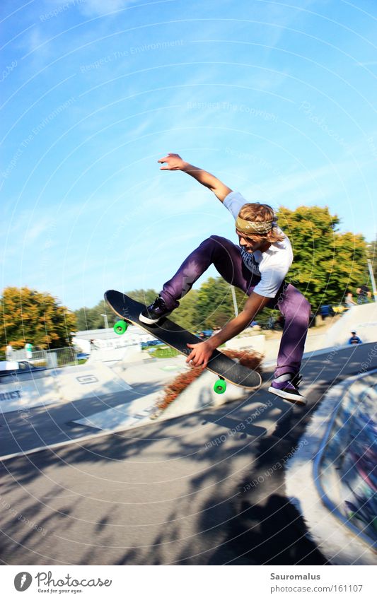 Skating springen Schwimmbad Funsport Aktion Skateboarding Air Freude Trick Jump