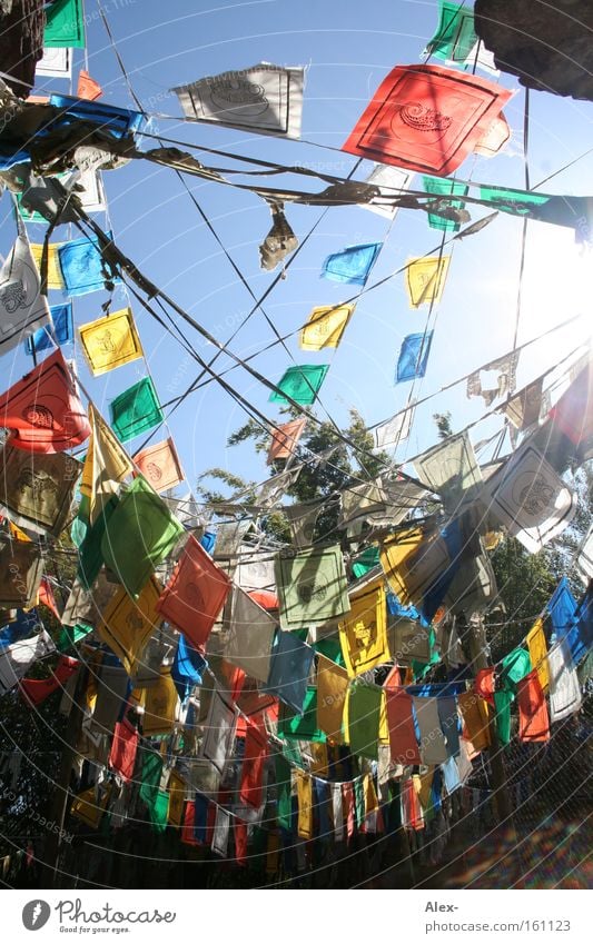 Farbverbindung Fahne Sonne Sommer Himmel mehrfarbig Schnur Verbindung rot blau grün gelb Afrika Farbe Nähgarn Netzwerk