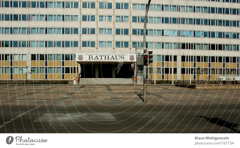 Rathausvorplatzt der der Satdt Neubrandenburg im Sonnenschein Mecklenburg-Vorpommern Haus Straße Gully Stadt Verwaltung Fenster Eingang leer Platz Architektur