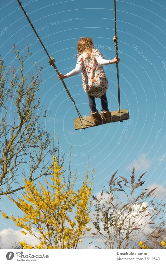 Himmelhoch Freizeit & Hobby Spielen Kinderspiel Garten Mädchen Kindheit Leben 3-8 Jahre Luft Wolken Frühling Schönes Wetter Wind Sträucher schaukeln Gefühle