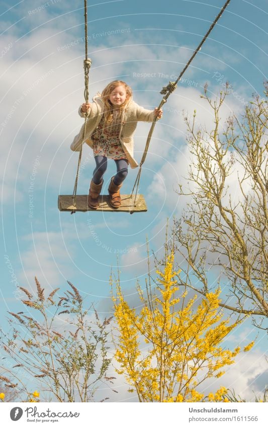 Frühling genießen Spielen Kinderspiel Garten Kindererziehung Kindergarten Mensch Mädchen Kindheit Leben 3-8 Jahre Natur Himmel Wolken Schönes Wetter Sträucher