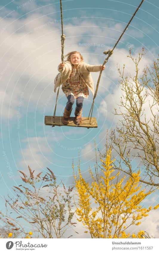 Frühlingsträume Spielen Kinderspiel Garten Mensch Mädchen Kindheit Leben 3-8 Jahre Natur Himmel Wolken Pflanze Sträucher schaukeln träumen Glück Unendlichkeit