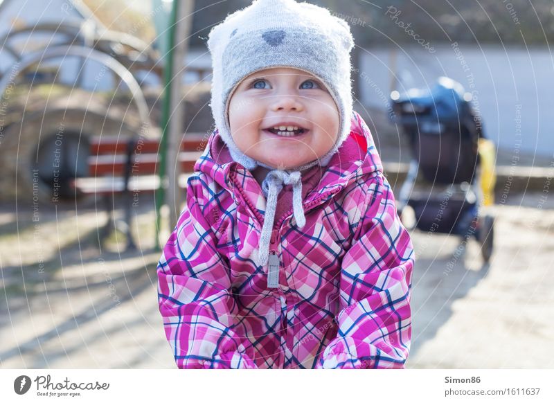 Playground 2 Mensch feminin Kind Kleinkind Kindheit 1 1-3 Jahre lachen Freude Lebensfreude Mütze Frühling Zähne grinsen schön klein Spielplatz Farbfoto