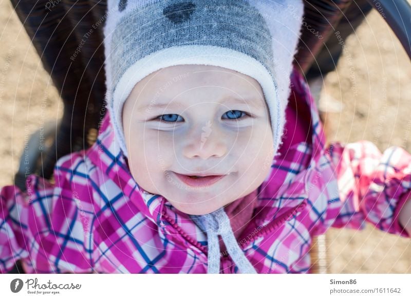 Up side down feminin Kind Kleinkind Mädchen Kindheit 1 Mensch 1-3 Jahre lachen grinsen Frühling Mütze Vogelperspektive schön Farbfoto Außenaufnahme Tag