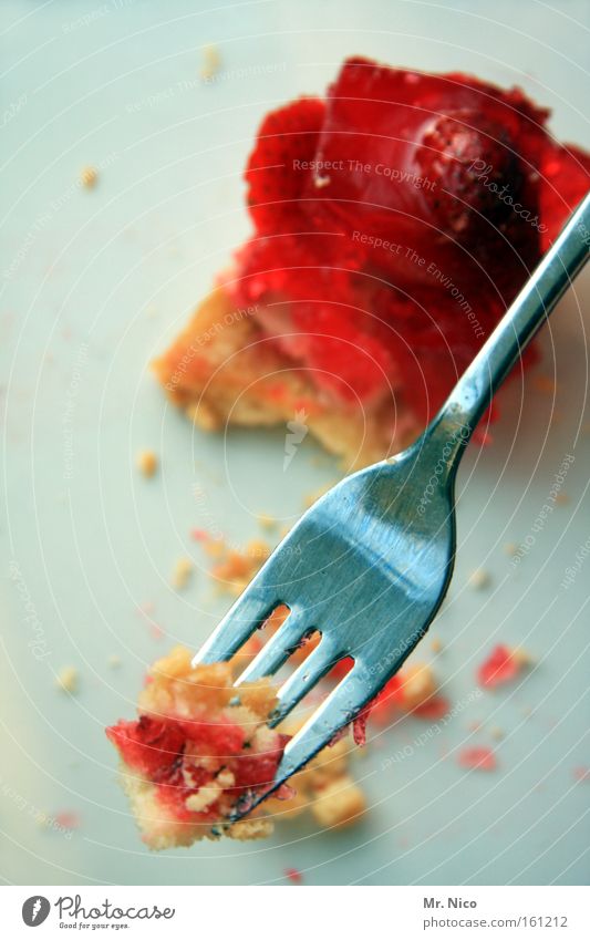 mund auf ! Kuchen Dessert Süßwaren Ernährung Essen Kaffeetrinken Besteck Gabel Gesunde Ernährung Übergewicht Gastronomie füttern lecker rot Erdbeertorte