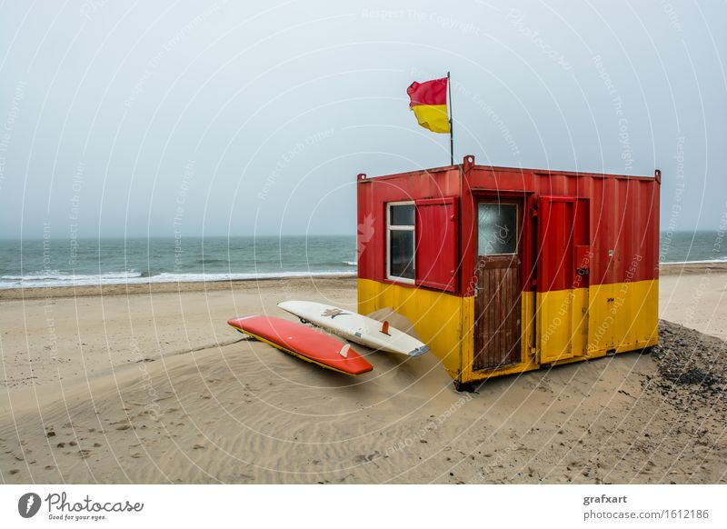 Rettungsschwimmer Station am Strand bei Brittas Bay in Irland Meer Strandposten Surfbrett Sand Küste Wind Atlantik Bademeister brittas bay Stranddüne Fahne