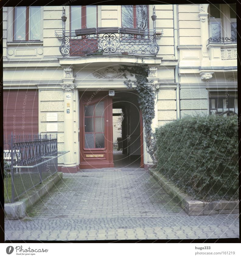 Berlin IV Haus Eingang Tür alt Hecke Dekoration & Verzierung Balkon Mittelformat Straße Kreuzberg Verkehrswege Entrance Kodak Ektachrome Pflastersteine