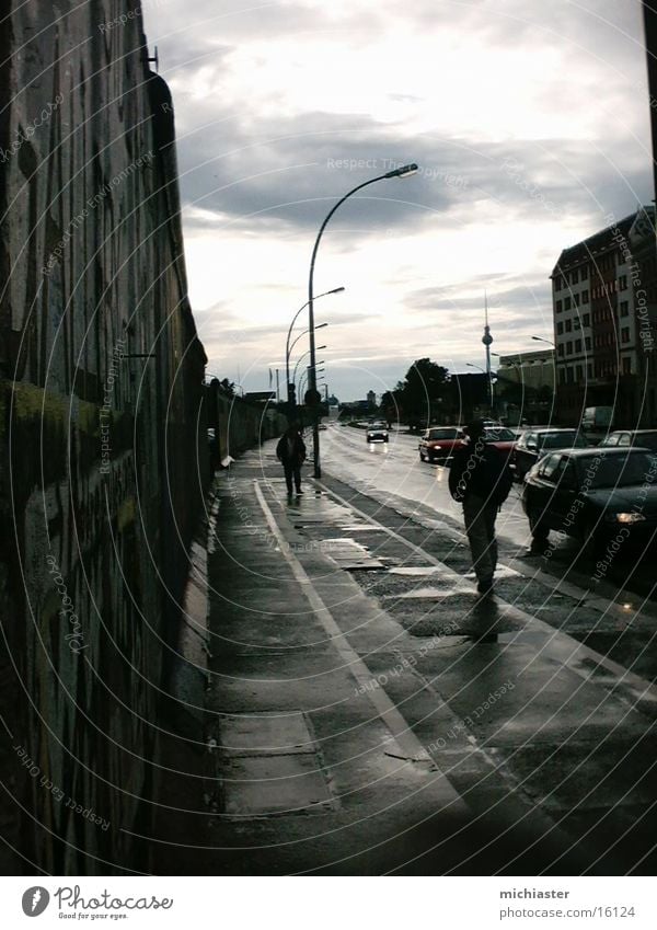 Eastside Regen Mauer Wand dunkel historisch Eastside Gallery Osten Ostbahnhof Berlin Berliner Fernsehturm DDR Endzeitstimmung November Gedeckte Farben