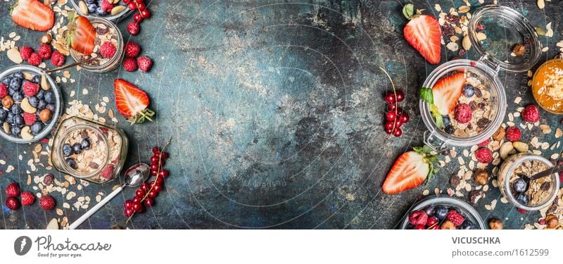 Gesundes Frühstück Zutaten mit frische Beeren Lebensmittel Frucht Getreide Ernährung Stil Gesunde Ernährung Glas Design Müsli Haferflocken Nuss Samen Essen