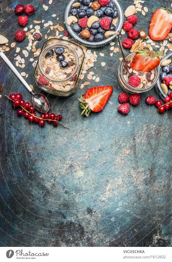 Frühstück in Gläsern . Müsli mit Beeren , Nüsse und Samen Lebensmittel Frucht Getreide Ernährung Bioprodukte Vegetarische Ernährung Diät Glas Stil Design