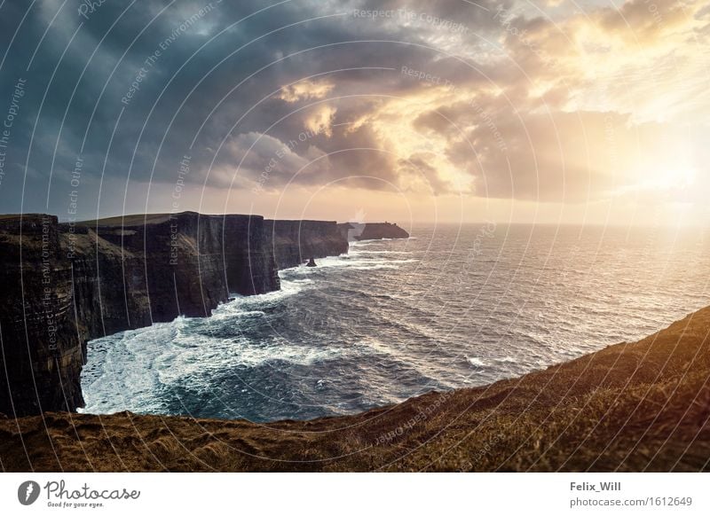 Sonnenuntergang an den Cliffs of Moher Ferien & Urlaub & Reisen Tourismus Ausflug Abenteuer Ferne Freiheit Sommer Meer Wellen Umwelt Landschaft Urelemente