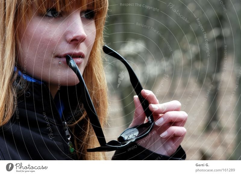 woman Frau Weisheit schön Porträt Gesicht kalt langhaarig Sonnenbrille Brille Hand Finger ponyfrisur Denken Raureif festhalten