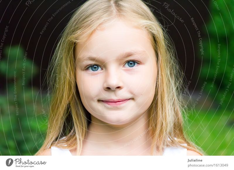 Nettes Mädchen mit dem blonden langen Haar Kind Schulkind Kindheit 1 Mensch 3-8 Jahre 8-13 Jahre Lächeln blau weiß Vorschulkind sechs 7 Kaukasier Europäer