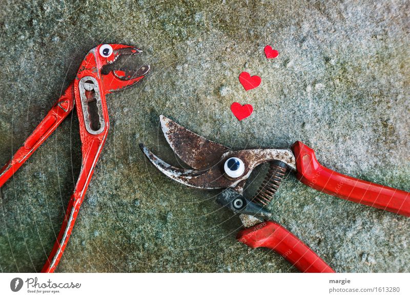 Ja, ich will...! Eine Zange und eine Baum- Schere mit Augen und drei rote Herzen auf Stein Arbeit & Erwerbstätigkeit Handwerker Arbeitsplatz Baustelle