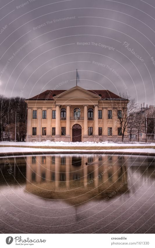 Prinz-Carl-Palais Gutshaus München Haus dunkel See Teich Reflexion & Spiegelung Winter Schnee Säule Hofgarten Bayern edel herrschaftlich nobel historisch