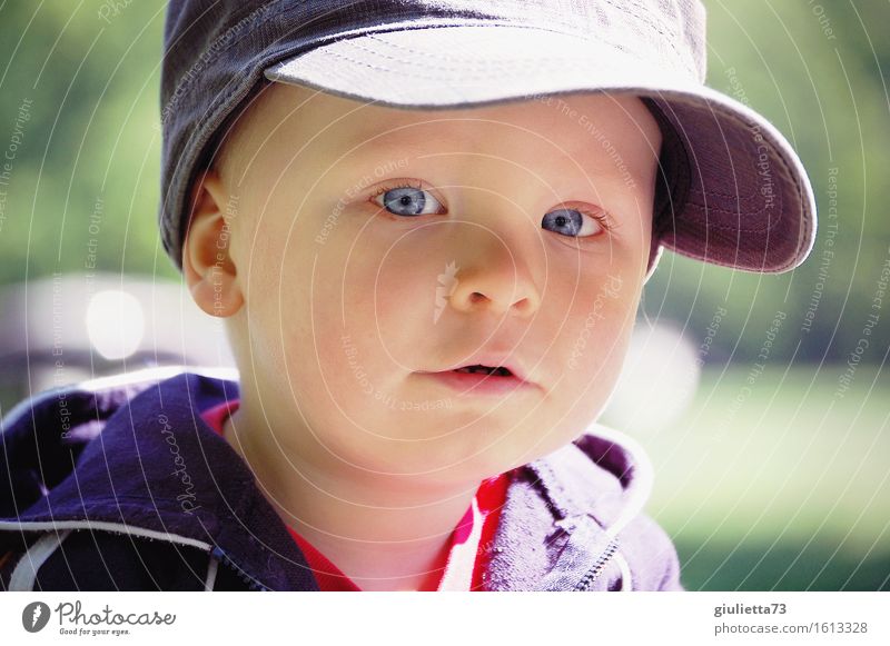 Junior maskulin Kind Baby Kleinkind Junge Kindheit 1 Mensch 1-3 Jahre Mütze Basecap Baseballmütze beobachten Blick schön Neugier niedlich Wachsamkeit