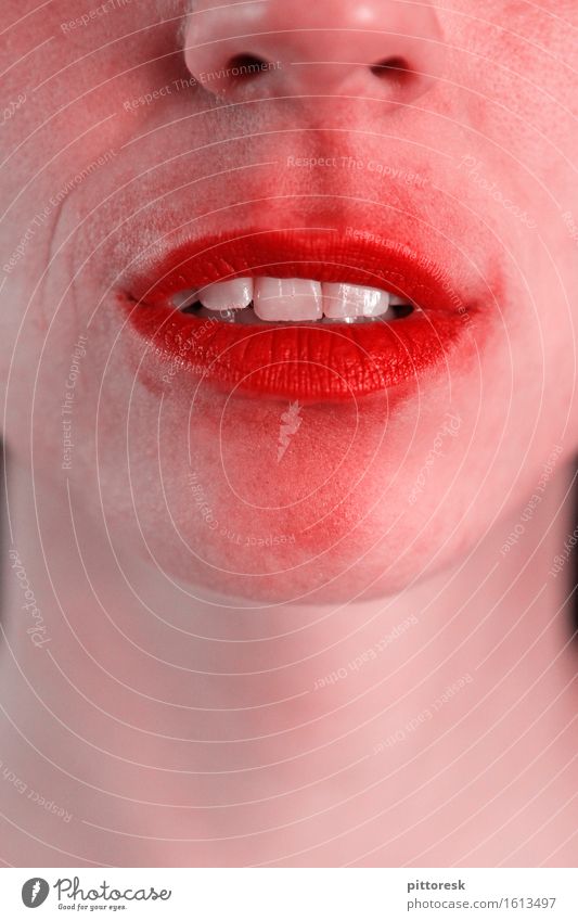 zerknutschtsie Kunst ästhetisch Lippen Lippenstift Lippenpflege feminin Zähne Gefühle emotionslos Lächeln Mund Küssen rot Farbfoto mehrfarbig Innenaufnahme