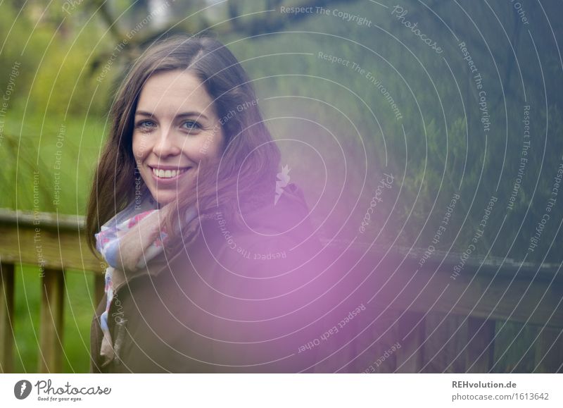 lila Mensch feminin Junge Frau Jugendliche 1 18-30 Jahre Erwachsene Umwelt Natur Pflanze Blume Sträucher lachen frei Freundlichkeit frisch Gesundheit grün