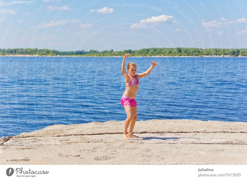 Tänzerin am Flussufer Freude Spielen Sommer Strand Meer Kind Schulkind Mädchen Frau Erwachsene Kindheit 1 Mensch 3-8 Jahre 8-13 Jahre Sand blond Bewegung