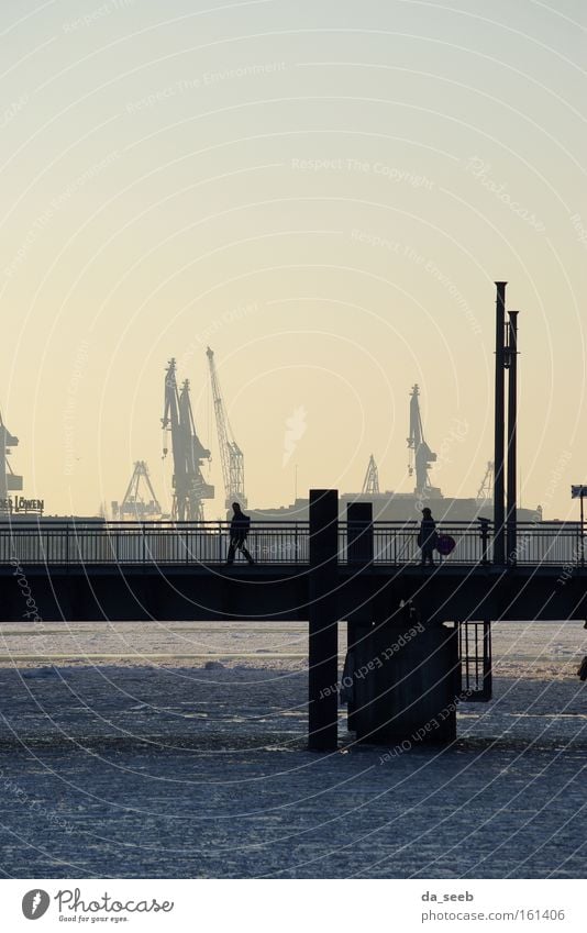 Hafen im Winter Eis Brücke Abend Kran Hafenkran Sonnenuntergang Hamburg Elbe Fluss