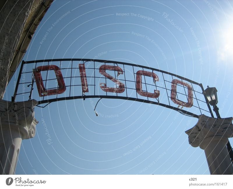 Disco Himmel alt kaputt Neonlicht retro Schriftzeichen Gegenlicht blau Nostalgie verfallen Traurigkeit