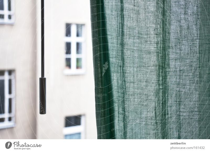 Fenster mit Gardine Häusliches Leben Haus Stadthaus Mieter Vermieter Mietrecht dunkel verdunkeln Dämmerung Wand Vorhang Fensterfront Fassade schleuderstange