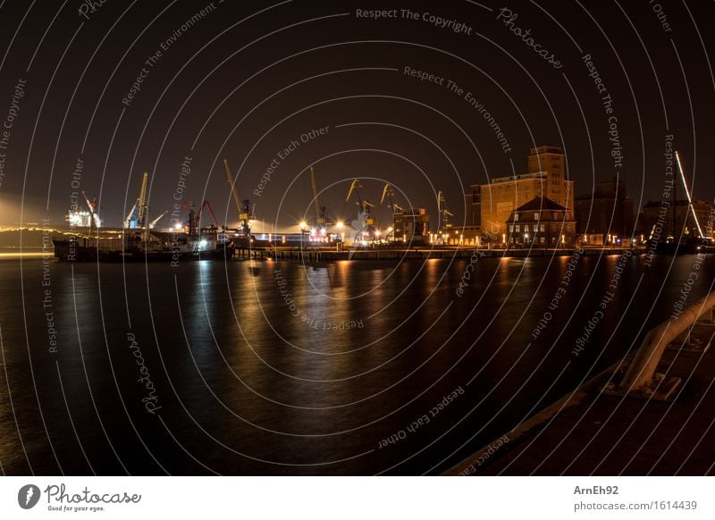 Nachts am Hafen Ostsee Wismar Deutschland Stadt Hafenstadt Menschenleer Industrieanlage Sehenswürdigkeit Wahrzeichen Verkehrsmittel Schifffahrt Kran dunkel kalt