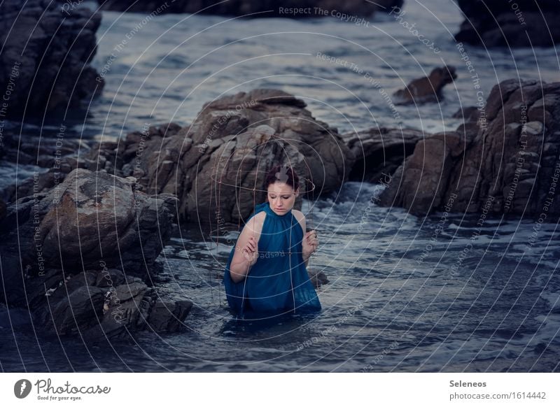 bissl nass Strand Meer Wellen Mensch feminin Frau Erwachsene 1 Umwelt Natur Wasser Küste Kleid Schwimmen & Baden Traurigkeit Einsamkeit Erschöpfung Käfig