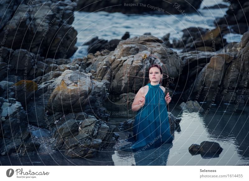 . Strand Meer Wellen Mensch feminin Frau Erwachsene 1 Umwelt Natur Wasser Felsen Küste Käfig nass natürlich Farbfoto Außenaufnahme Morgen