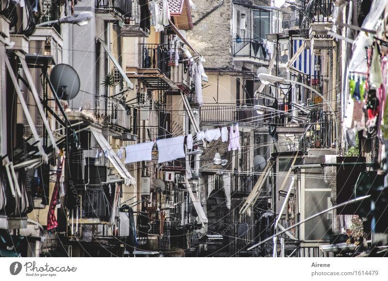 für a Fünferl a Durchanand' Häusliches Leben Neapel Italien Südeuropa Stadt Altstadt Haus Architektur Fassade Balkon Straße Häuserzeile Gasse Wäsche Wäscheleine