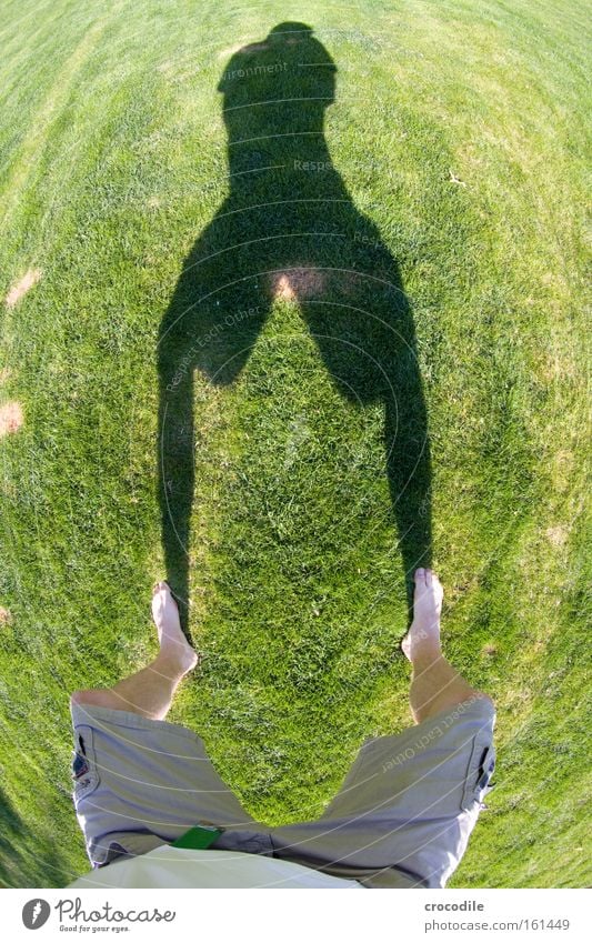 Schattenspiel Rasen Gras Fischauge Fuß Barfuß Beine T-Shirt Shorts Fleck gefleckt verbrannt Wölbung Breitbeinig hockend Hockstellung rund Freude Sommer