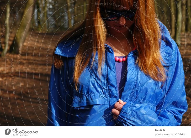 lass' die Sonne rein Frau Jacke blau langhaarig rothaarig aufmachen schließen Reißverschluss glänzend Muster Farbfleck Wald Fußweg Baum Trauer Verzweiflung