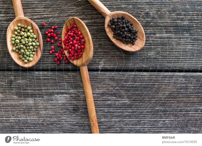 Scharf würzen Lebensmittel Kräuter & Gewürze Pfeffer Löffel Koch Gastronomie frisch grün rot schwarz Holzbrett umfallen Würzig Hintergrundbild Farbfoto